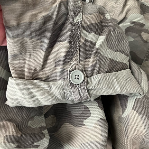 Maurices green camouflage pull on drawstring pants or capri, button tabs.Size 14 - Picture 3 of 8